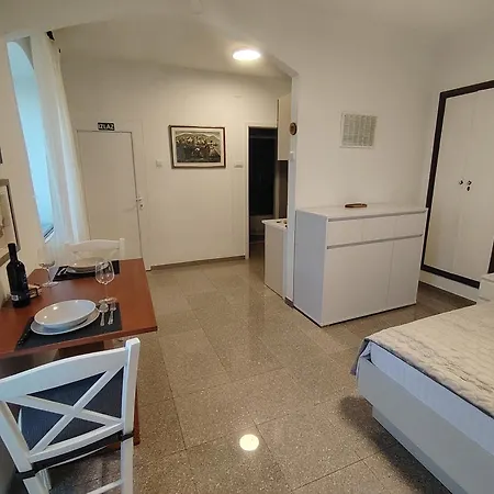 Old Varos 1 Apartment *